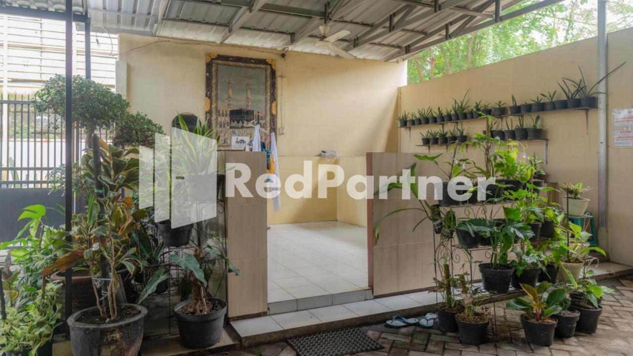 Vandhela Homestay Syariah Mitra Reddoorz Surabaya Exterior foto